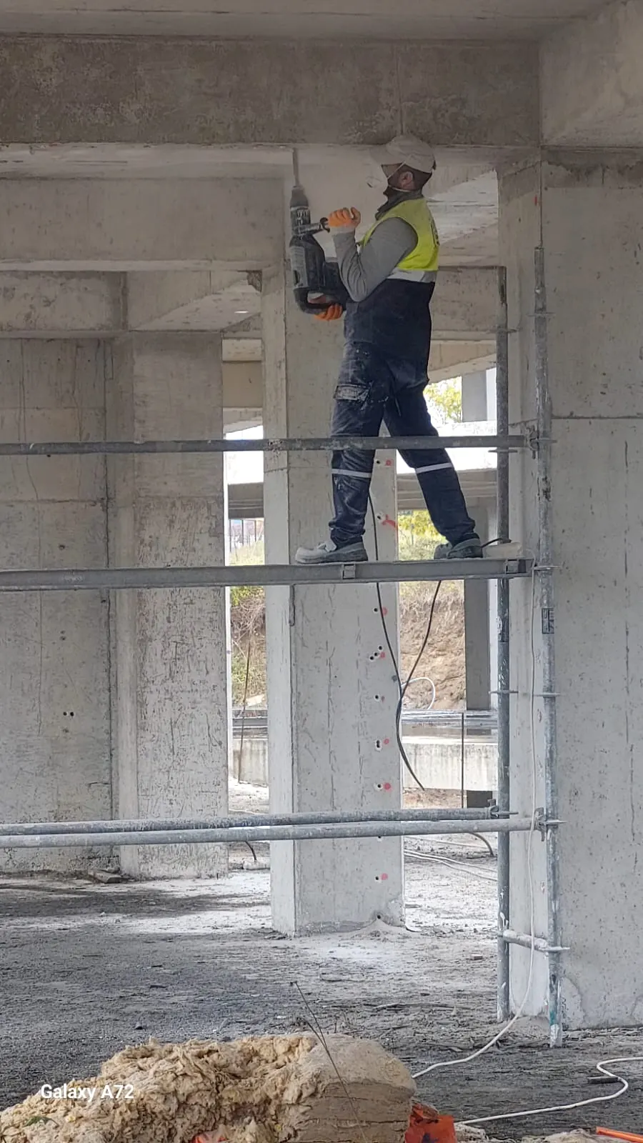 İskele üzerinde kolona ankraj delme çalışması
