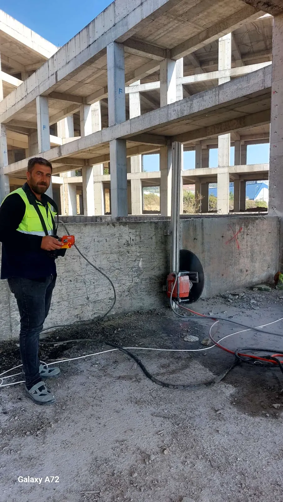 Duvar testere ile beton kesme yapan Yusufoğlu İnşaat ekibi