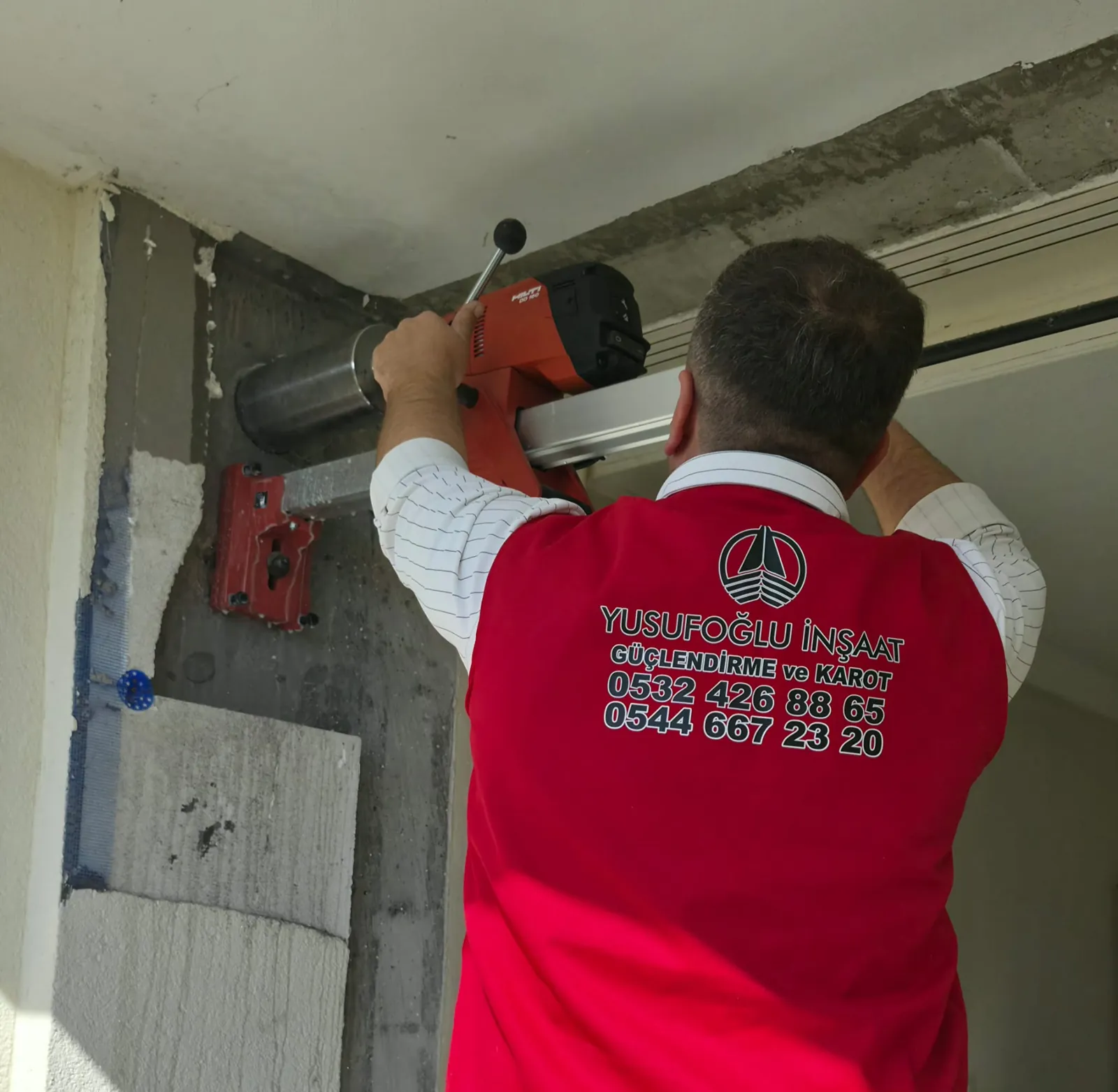 Yusufoğlu İnşaat ustası karot makinesi ile betonarme duvarda karot delme